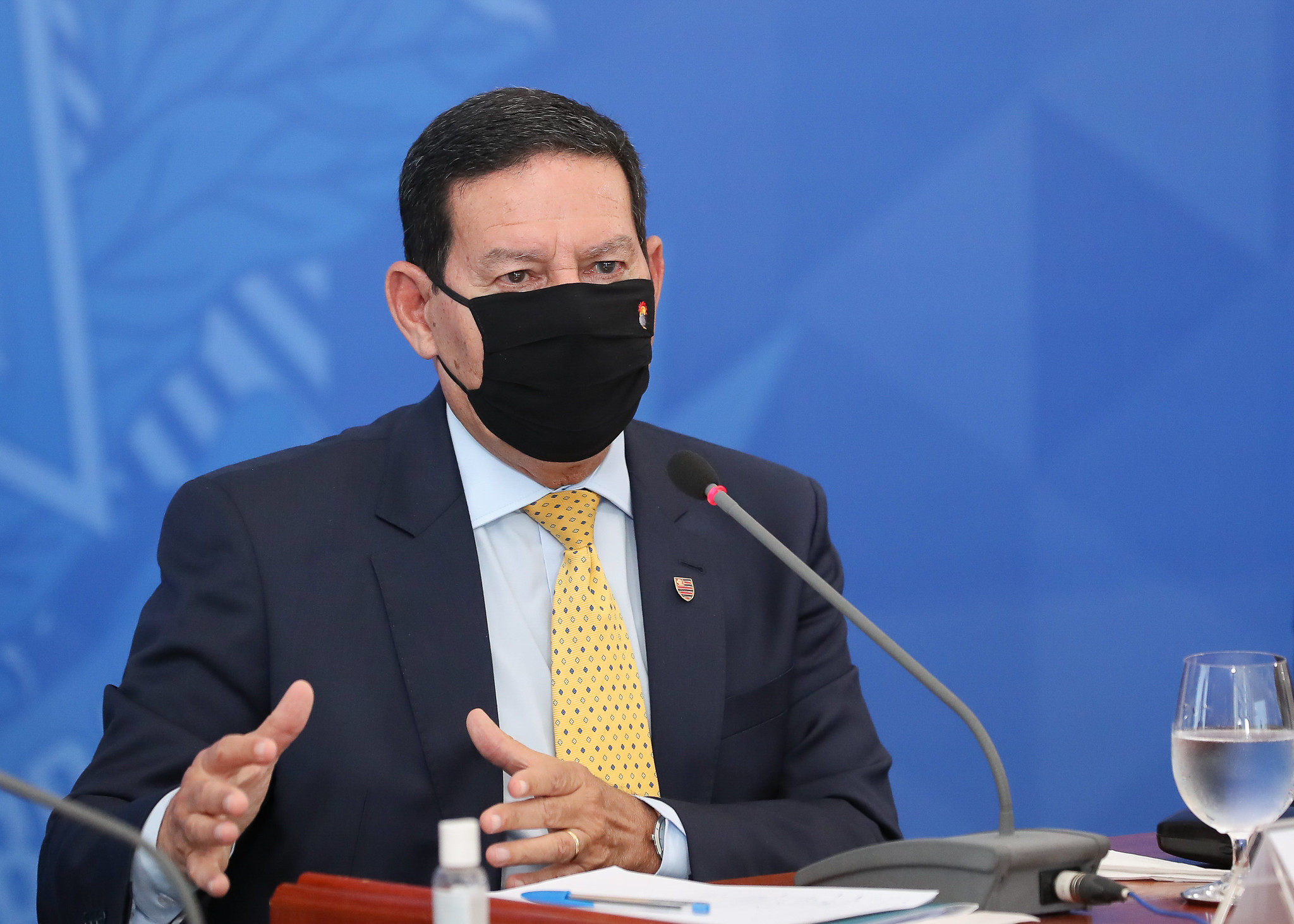 O vice-presidente Hamilton Mourão usa máscara durante entrevista coletiva em Brasília Foto: Marcos Correa/PR (9.jul.2020)
