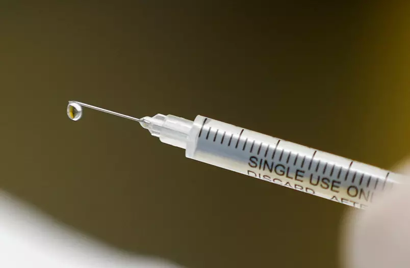 Seringa com vacina Foto: Siphiwe Sibeko/Reuters (27.ago.2020)
