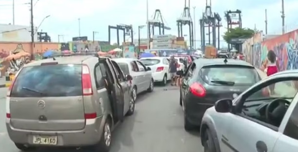 Por causa do Réveillon, motoristas aguardam cerca de quatro horas em fila de embarque no sistema ferry-boat - Foto: Reprodução/TV Bahia